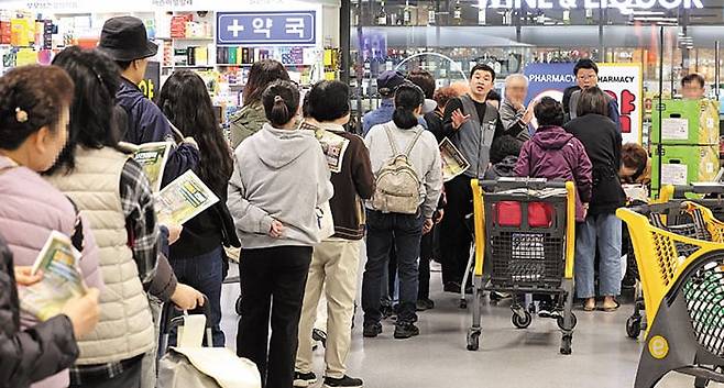 26일 절임배추 할인 행사를 앞둔 한 대형마트 앞에 사람들이 줄을 서 있다. /뉴스1