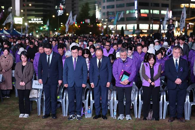 이정민 10·29 이태원 참사 유가족협의회 운영위원장, 국민의힘 추경호 원내대표, 더불어민주당 박찬대 원내대표 등 참석자들이 26일 오후 서울 중구 서울광장 인근에서 열린 10·29 이태원 참사 2주기 시민추모대회에서 묵념하고 있다. /연합뉴스