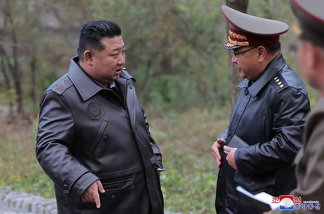 김정은 북한 국무위원장이 전략미사일기지를 시찰하고 발사 관련 시설 요소별 기능과 능력, 전략 미사일 전투직일 근무(당직 근무) 상태 등 나라의 안전과 직결된 전략적 억제력의 가동 준비 태세를 점검했다고 조선중앙통신이 23일 보도했다. ⓒ연합뉴스