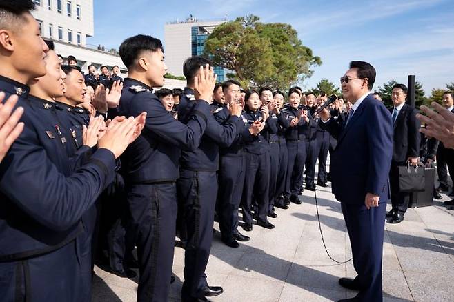 윤석열 대통령이 25일 서울 용산 대통령실에 견학 온 공군사관학교 생도들을 깜짝 방문해 격려하고 있다. ⓒ대통령실 제공