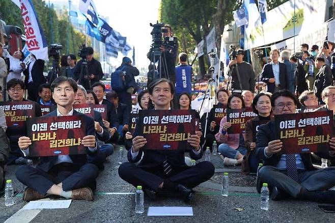 조국혁신당과 사회민주당이 26일 서울 서초역 인근에서 열린 '검찰해체·윤석열 대통령 탄핵 선언대회' 집회에서 구호를 외치고 있다. 사진은 맨 앞줄 왼쪽부터 한창민 사회민주당 의원, 조국 조국혁신당 대표, 황운하 조국혁신당 원내대표. ⓒ조국혁신당 제공