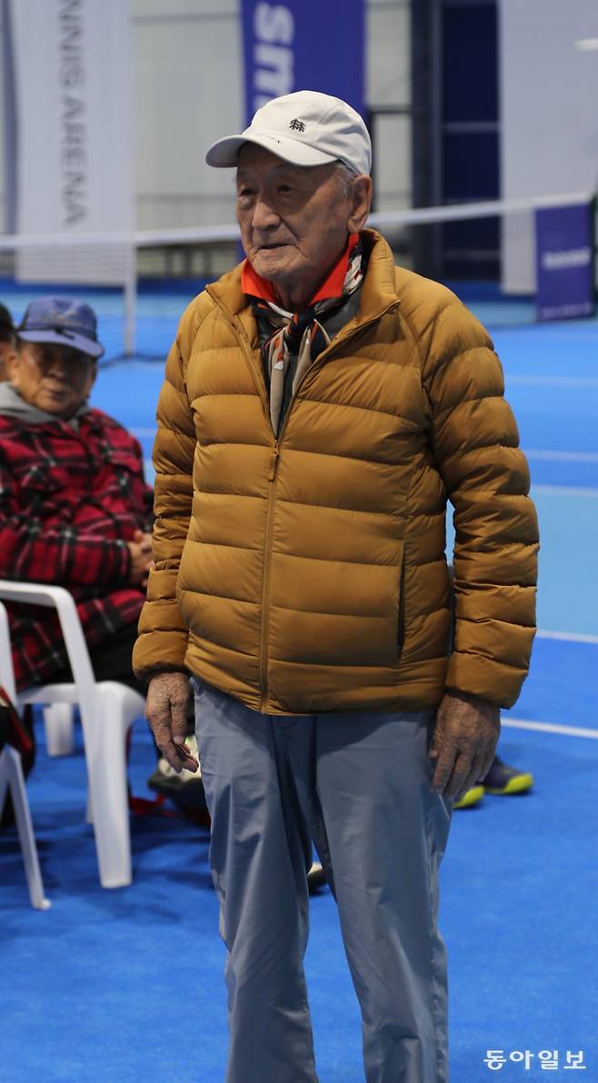 “Smashing even at 97… “I’m still healthy thanks to playing tennis for 1979.”[양종구의 100세 시대 건강법]