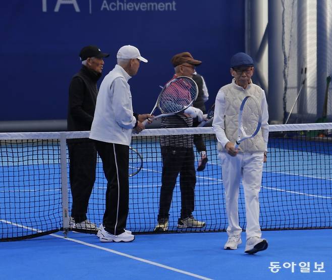 Players who participated in the 2nd Chundang Cup Senior Tennis Tournament held at Gimpo Tennis Arena in Gyeonggi Province on October 23. Gimpo = Reporter Yang Jong-gu yjongk@donga.com