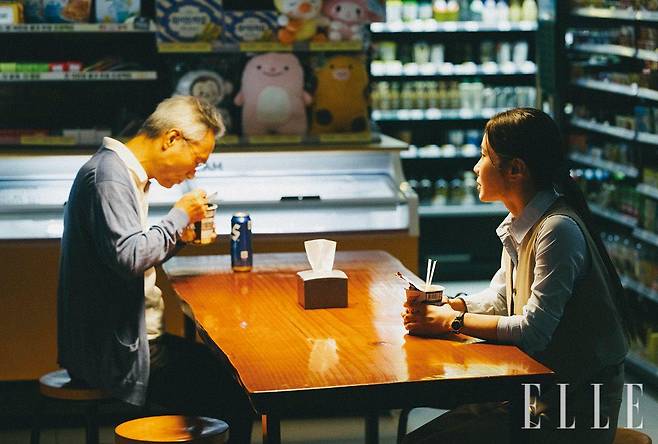 세상을 떠난 아버지를 회상하는 딸의 마음을 포착한 <좋은 밤>.