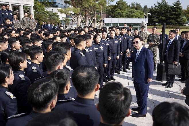 윤석열 대통령이 지난 25일 서울 용산 대통령실에 견학 온 공군사관학교 생도들을 깜짝 방문해 격려하고 있다. (사진=대통령실 제공) /사진=뉴시스화상