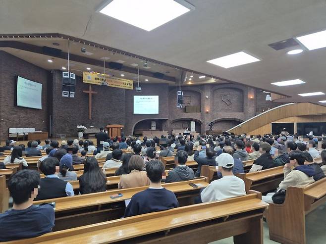 26일 서울 용산구 이촌동 한강교회에서 열린 이촌1동재건축추진협의회의 '동부이촌 리모델링 단지 재건축 설명회'가 리모델링 조합원과 주민들로 북적였다. 사진=전민경 기자