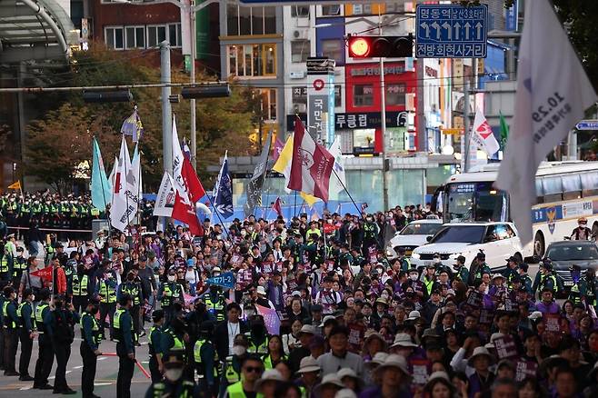 이태원참사유가족협의회 및 시민들이 이태원참사 2주기를 앞둔 26일 오후 서울 이태원역에서부터 시민추모대회 장소인 서울광장까지 행진하고 있다. 김봉규 선임기자 bong9@hani.co.kr