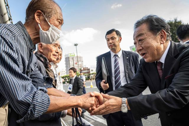 일본 야당인 입헌민주당의 노다 요시히코(맨 오른쪽) 대표가 22일 사이타마현 가스카베시의 유세 현장에서 유권자와 악수하고 있다. 사이타마=AFP 연합뉴스