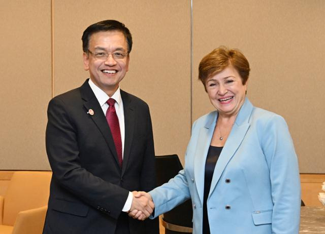 주요 20개국(G20) 재무장관 회의 등에 참석하기 위해 미국을 방문한 최상목(왼쪽) 부총리 겸 기획재정부 장관이 23일 워싱턴 국제통화기금(IMF)에서 크리스탈리나 게오르기에바 IMF 총재와 만나 악수하고 있다. 기획재정부 제공