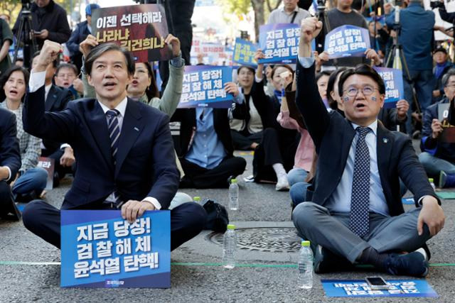 26일 서울 서초역 인근에서 열린 조국혁신당, '검찰해체·윤석열 대통령 탄핵 선언대회' 집회에서 조국 대표, 황운하 원내대표가 구호를 외치고 있다. 뉴시스