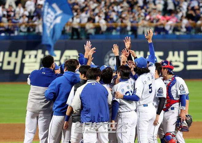 2024 프로야구 KBO 포스트시즌 삼성 라이온즈와 KIA 타이거즈의 한국시리즈(KS) 3차전 경기가 25일 오후 대구 삼성라이온즈파크에서 열렸다. 4대 2로 승리한 삼성 선수들이 자축하고 있다. 대구=김민규 기자 /2024.10.25/