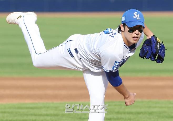 2024 프로야구 KBO 포스트시즌 삼성라이온즈와 KIA타이거즈의 한국시리즈(KS) 4차전 경기가 26일 오후 대구 삼성라이온즈파크에서 열렸다. 2회초 원태인이 투구를 하고 있다. 대구=김민규 기자 mgkim1@edaily.co.kr /2024.10.26/