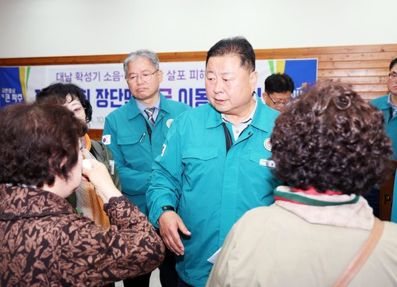 파주시가 지난 18일 오후 임진각 내 민방위대피소에서 개최한 ‘긴급 이동시장실’에서 파주 비무장지대ㆍ민통선 3개 마을 주민 30여 명이 참석해 김경일 파주시장(가운데)에게 밤낮없이 20여 일째 이어지는 북한의 확성기 방송에 따른 주민 피해 내용을 하소연했다. 사진 파주시