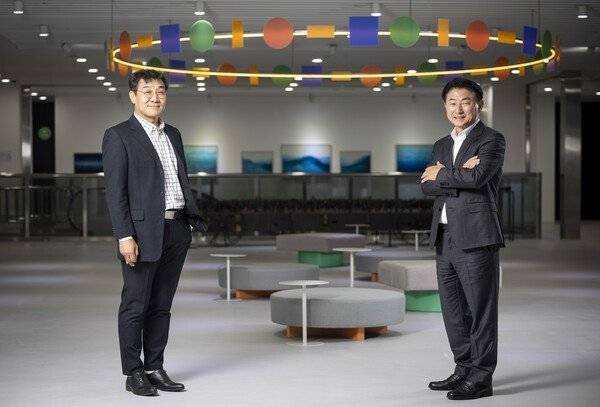 10월 7일 의정부역사 4층에 마련된 복합문화공간 ‘이음’에서 만난 이석현(왼쪽) 중앙대 교수와 김동근 의정부시장은 의정부 도시 재구성 작업을 주도하고 있다. 최영재 기자