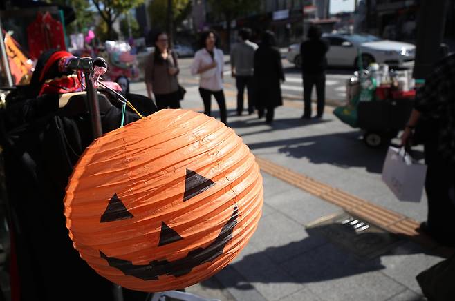 핼러윈 데이를 앞둔 25일 서울 용산구 이태원 거리의 한 상점에 핼러윈 호박등 장식이 걸려 있다.  정부는 25일부터 다음 달 1일까지 8일간을 할로윈 대비 특별대책기간으로 정하고 서울 이태원, 홍대, 명동과 부산 서면, 대구 동성로 등 27개 인파밀집 예상 지역에 현장순찰과 안전 펜스 설치, 교통 통제 등 안전 관라에 총력을 다할 예정이다. 뉴스1