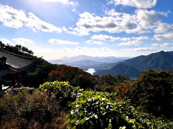 순창과 담양에 걸쳐있는 금성산성 북문 너머로 담양호가 보인다. 김홍준 기자