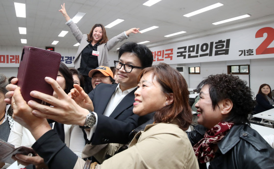 25일 대구 수성구 국민의힘 대구시당에서 열린 대구여성정치아카데미를 찾은 한동훈 당대표가 참석자들과 기념촬영을 하고 있다. [뉴스1]