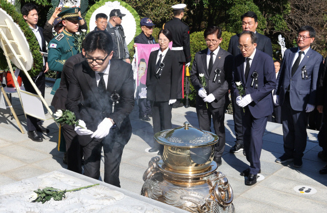 ▲ 국민의힘 한동훈 대표(왼쪽)와 추경호 원내대표가 26일 오전 서울 동작구 국립서울현충원에서 열린 박정희 전 대통령 서거 45주기 추모식에 참석해 헌화하고 있다. 연합뉴스