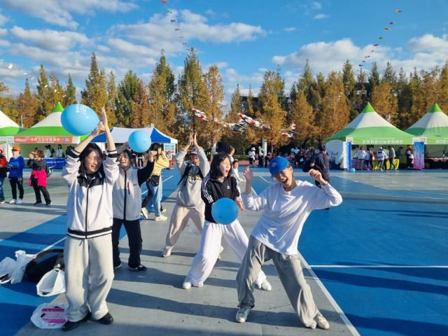 ▲ 힐링 페스티벌이 열린 26일 무대 건너편에는 젊은층이 모여 함께 춤추며 축제를 즐겼다.