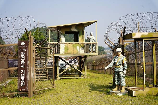 Soldier mannequins stand at the entrance of 6.25 Veterans Memorial Park in Ganghwa-gun, Incheon. (Lee Si-jin/The Korea Herald)