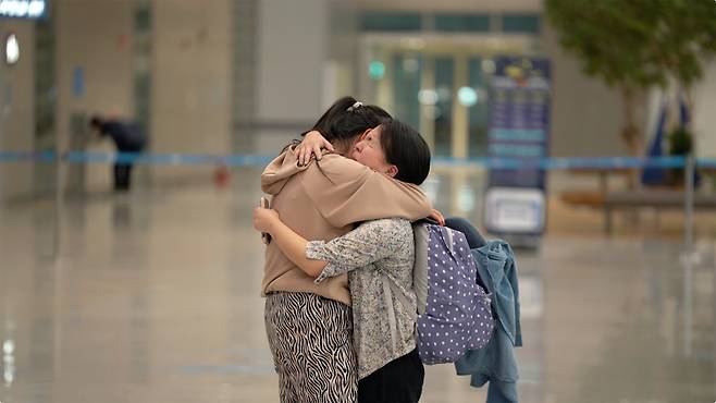 Jee Won Ha (left) and Darragh Hannan (right) at Incheon Airport, meeting each other for the first time after being separated soon after birth. (Hugh Hong/The Korea Herald)