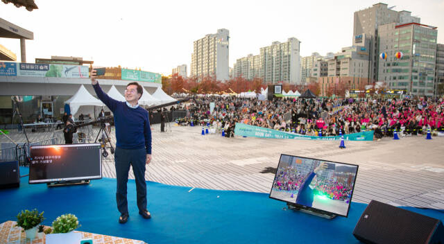 김동연 경기도지사가 26일 의정부시에 있는 경기도 북부청사 경기평화광장에서 ‘제7회 도민의 날’ 기념 행사인 ‘10월 어느 멋진 날 도민 피크닉’에 참석해 맞손토크 시간을 갖고 도민들과 대화를 나누고 기념사진을 촬영하고 있다. 경기도 제공