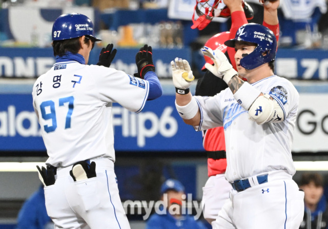 25일 오후 대구광역시 연호동 대구삼성라이온즈파크에서 진행된 '2024 프로야구 KBO리그 포스트시즌' 한국시리즈 3차전 삼성라이온즈와 KIA타이거즈의 경기. 삼성 박병호가 7회말 솔로홈런을 터뜨린 뒤 환호하고 있다./대구=송일섭 기자