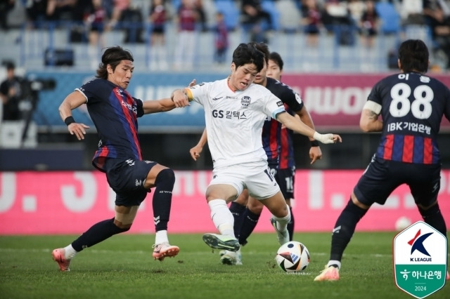 수원FC와 FC서울의 경기 모습/한국프로축구연맹