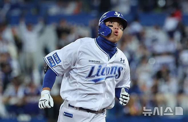 [대구=뉴시스] 김금보 기자 = 25일 대구 수성구 대구삼성라이온즈파크에서 열린 2024 KBO 포스트시즌 한국시리즈 3차전 KIA 타이거즈와 삼성 라이온즈의 경기, 5회말 1사 주자없는 상황 삼성 김영웅이 솔로홈런을 치고 베이스를 돌고 있다. 2024.10.25. kgb@newsis.com