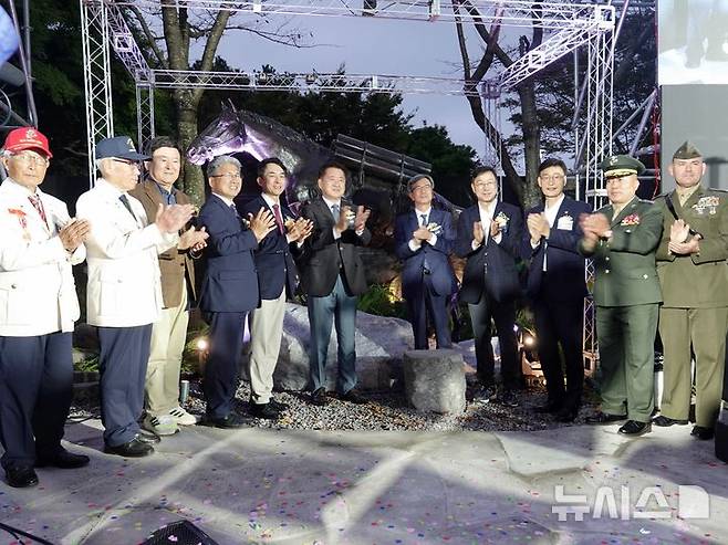 [제주=뉴시스] 오영재 기자 = 26일 오후 제주시 애월읍 렛츠런파크에서 열린 제19회 제주마축제에서 레클리스 동상 제막식이 열리고 있다. 2024.10.26. oyj4343@newsis.com