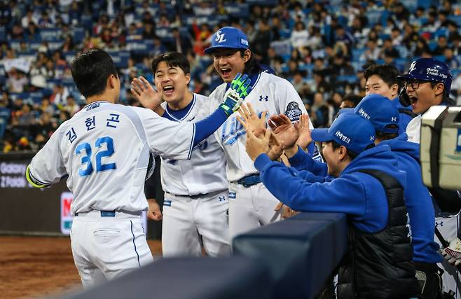 삼성 구자욱(가운데)이 25일 KIA와 KS 4차전에서 홈런을 치고 들어온 김헌곤과 하이파이브를 하고 있다. 삼성