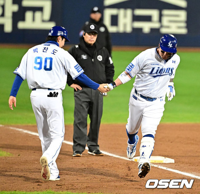 [OSEN=대구, 지형준 기자] 25일 대구삼성라이온즈파크에서 2024 신한 SOL뱅크 KBO 한국시리즈 3차전 삼성 라이온즈와 KIA 타이거즈의 경기가 열렸다.삼성은 대니 레예스, KIA는 에릭 라우어를 선발 투수로 내세웠다.7회말 무사에서 삼성 박병호가 우월 솔로포를 날리며 박찬도 코치와 기뻐하고 있다. 2024.10.25 / jpnews@osen.co.kr