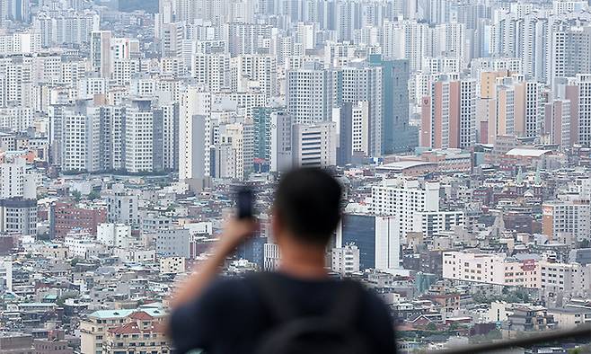 서울 중구 남산에서 바라본 시내 아파트 밀집 지역. 뉴스1