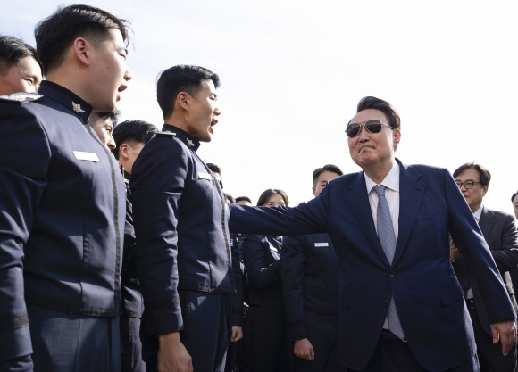 윤석열 대통령이 지난 25일 서울 용산 대통령실 앞에서 안보견학을 온 공군사관학교 4학년 생도들을 만나 격려하고 있다. 2024.10.26 대통령실 제공