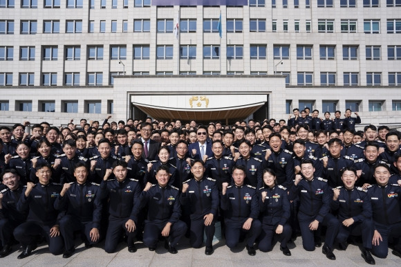 윤석열 대통령이 지난 25일 서울 용산 대통령실 앞에서 안보견학을 온 공군사관학교 4학년 생도들을 만나 기념촬영을 하고 있다. 2024.10.26 대통령실 제공