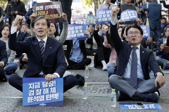 26일 서울 서초구 대검찰청 인근에서 조국혁신당이 연 ‘검찰 해체·윤석열 탄핵 선언대회’에서 조국(왼쪽) 대표와 황운하 원내대표가 구호를 외치고 있다. 2024.10.26 뉴시스