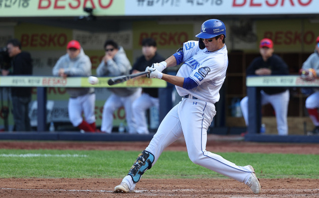 26일 오후 대구 삼성라이온즈파크에서 열린 2024 신한 SOL뱅크 KBO 포스트시즌 한국시리즈 4차전 KIA 타이거즈와 삼성 라이온즈의 경기. 4회말 2사 주자 1,2루 상황에서 삼성 김영웅이 1타점 적시타를 치고 있다. 연합뉴스