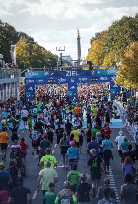 마라톤 운영국은 순조로운 대회 진행을 위해 참가자들의 기록에 따라 색깔별로 그룹을 나눠 출발 시각을 달리했다. [베를린=허문명 기자]