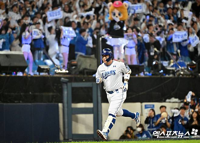 삼성 내야수 박병호는 25일 삼성라이온즈파크에서 열린 '2024 신한 SOL Bank KBO 포스트시즌' KIA와 한국시리즈(7전 4승제) 3차전에서 6번타자 지명타자로 선발 출전했다. 이날 우측 담장을 넘어가는 솔로 홈런을 터트려 공격에 활력을 불어넣었다. 대구, 김한준 기자