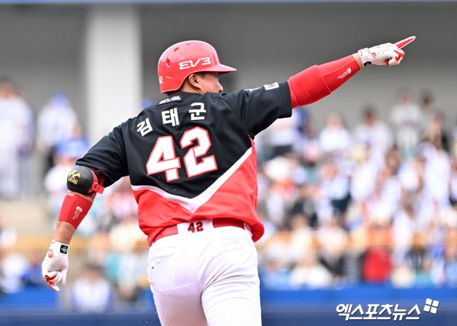 KIA 타이거즈 포수 김태군이 26일 대구 삼성라이온즈파크에서 열린 삼성과의 2024 신한 SOL Bank KBO 한국시리즈 4차전에서 3회초 만루 홈런을 터뜨리고 팀의 9-2 대승을 견인했다. 4차전 데일리 MVP에 선정, 상금 100만 원도 함께 챙겼다. 사진 김한준 기자