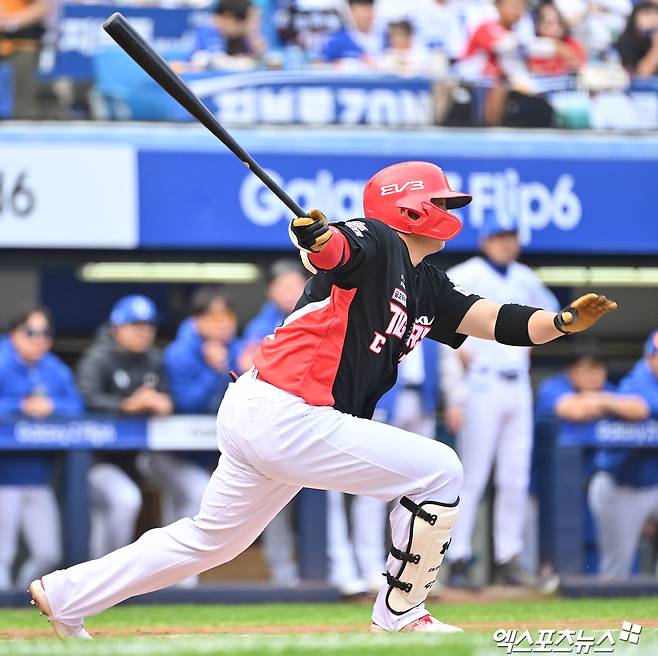 26일 오후 대구삼성라이온즈파크에서 열린 '2024 신한 SOL Bank KBO 한국시리즈' KIA 타이거즈와 삼성 라이온즈의 4차전 경기, 1회초 1사 2,3루 KIA 나성범이 타격을 하고 있다. 대구, 김한준 기자