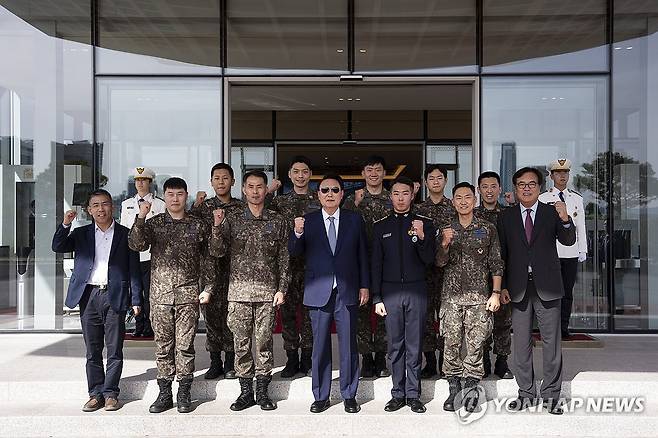 윤석열 대통령, 공군사관학교 장교들과 함께 (서울=연합뉴스) 홍해인 기자 = 윤석열 대통령이 지난 25일 서울 용산 대통령실에서 견학 온 공군사관학교 4학년 생도들을 격려한 뒤 동행한 공군사관학교 영관급 및 위관급 장교들과 기념촬영을 하고 있다. 2024.10.26 [대통령실 제공. 재판매 및 DB 금지] hihong@yna.co.kr