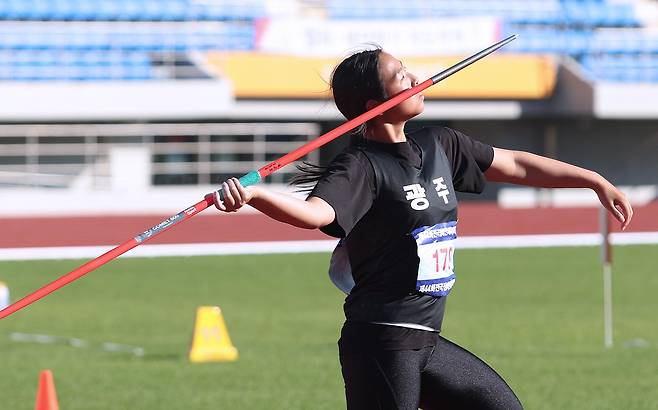 김지헤, 전국장애인체전 창던지기 우숭 (서울=연합뉴스) 김지혜가26일 경남 김해종합운동장에서 열린 제44회 전국장애인체육해되 육상 여자 창던지기 F13 경기에서 투척 자세를 취하고 있다. [대한장애인체육회 제공. 재판매 및 DB금지]