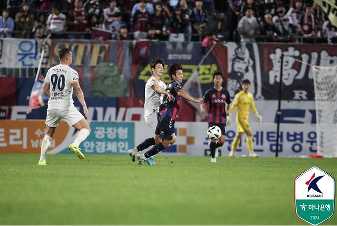 볼 다툼하는 기성용 [한국프로축구연맹 제공. 재판매 및 DB 금지]