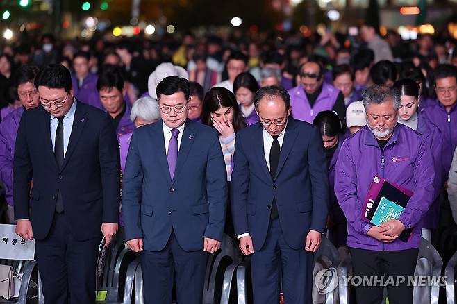 이태원 참사 2주기 추모의 묵념 (서울=연합뉴스) 임화영 기자 = 이정민 10·29 이태원 참사 유가족협의회 운영위원장(오른쪽부터), 국민의힘 추경호 원내대표, 더불어민주당 박찬대 원내대표, 개혁신당 천하람 원내대표가 26일 오후 서울 중구 서울광장 인근에서 열린 10·29 이태원 참사 2주기 시민추모대회에서 묵념하고 있다. 2024.10.26 hwayoung7@yna.co.kr