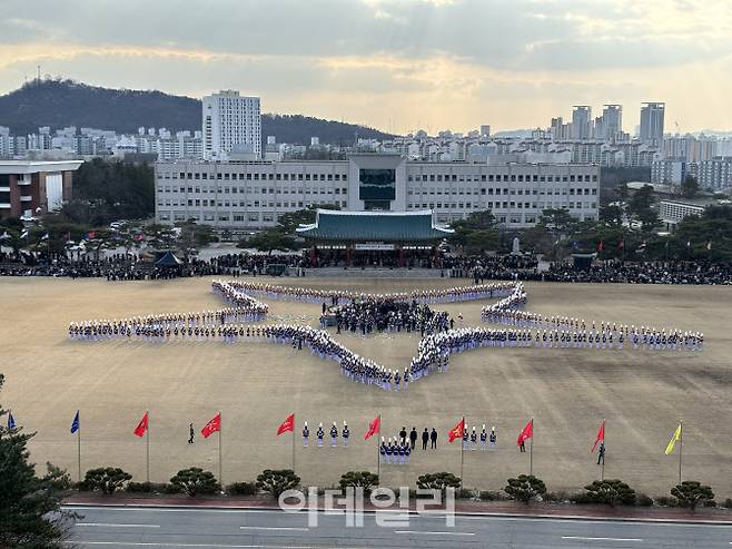 육군사관학교 졸업 및 임관식에서 재교 생도들이 ‘화랑대의 별’을 형성하며 임관장교들을 축하하고 있다. (사진=육군)