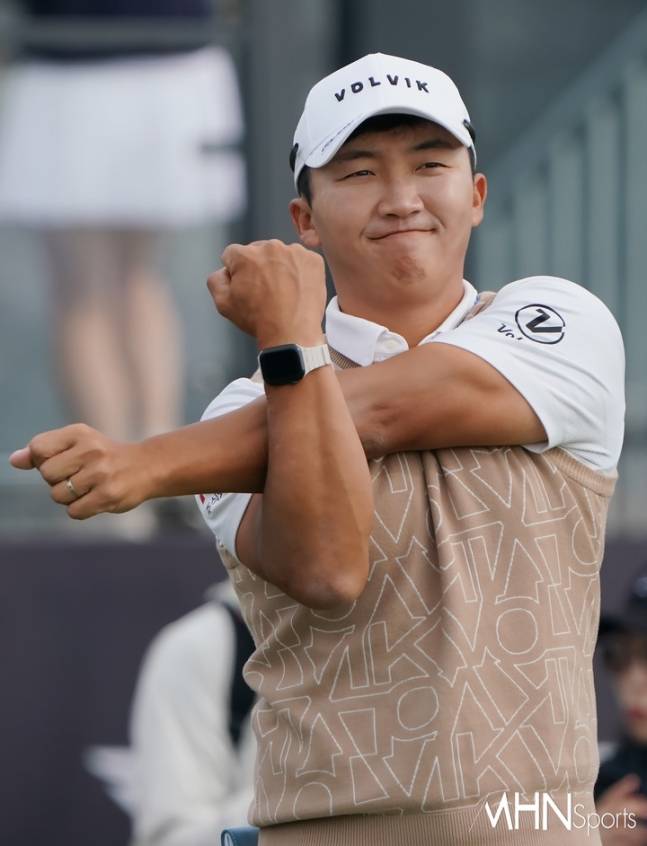 김홍택이 27일 열린 제네시스 챔피언십 최종라운드에서 몸을 풀고 있다.