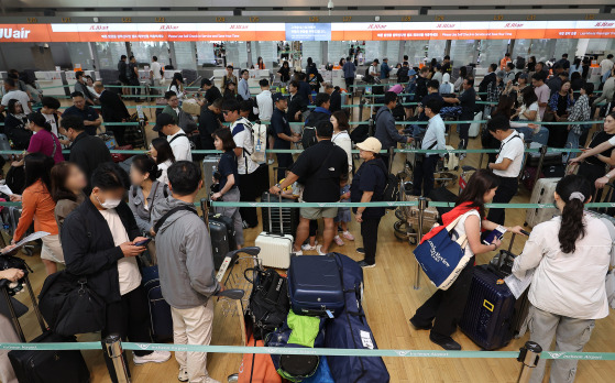 탑승객들로 붐비는 인천공항 체크인 카운터. 〈자료사진=연합뉴스〉