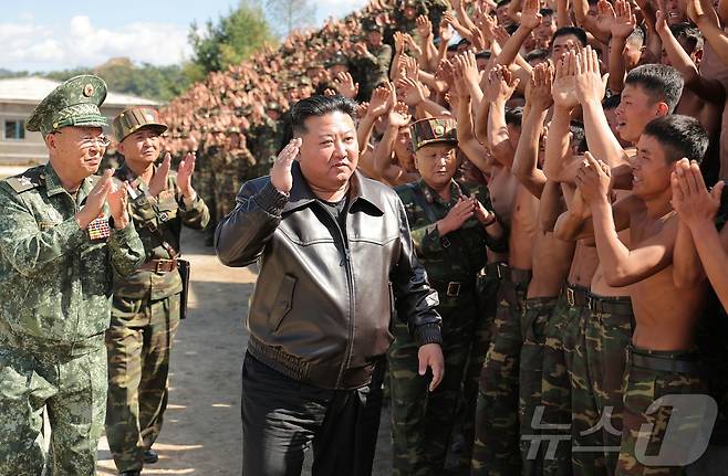 김정은 북한 노동당 총비서가 조선인민군 특수작전부대 훈련기지를 시찰하는 모습. [국내에서만 사용가능. 재배포 금지. DB 금지. For Use Only in the Republic of Korea. Redistribution Prohibited] rodongphoto@news1.kr