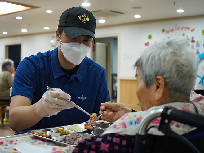 요양원에서 어르신 식사지원 업무를 하고 있는 사회복무요원.(병무청 제공)